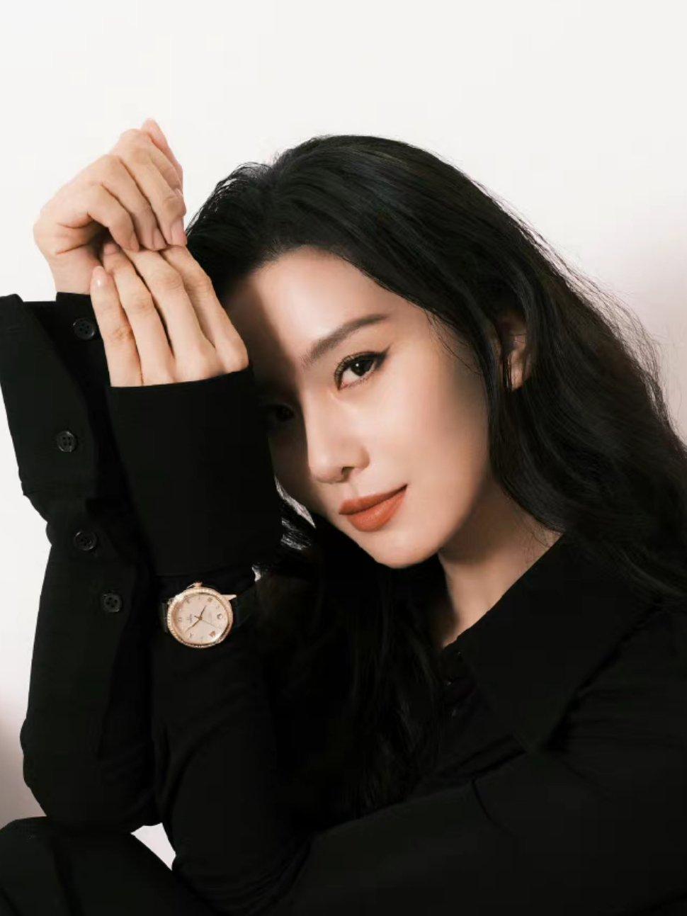 全黑穿搭,又美又飒,暗黑玫瑰既视感有了|烟熏妆|刘诗诗|全黑_新浪新闻