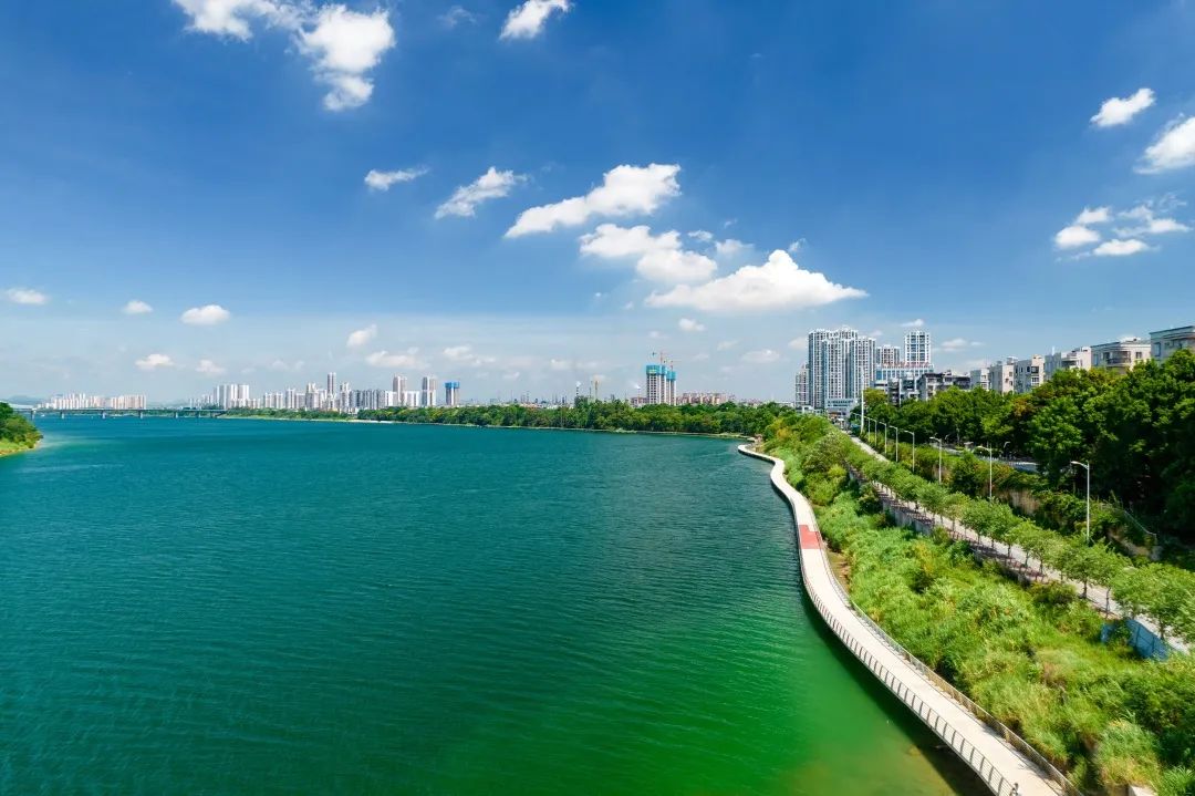 柳北宝藏楼盘，提前4个月封顶后，听说还有新动作休闲区蓝鸢梦想 - Www.slyday.coM