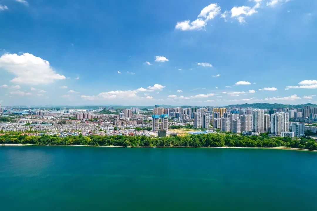 柳北宝藏楼盘，提前4个月封顶后，听说还有新动作休闲区蓝鸢梦想 - Www.slyday.coM