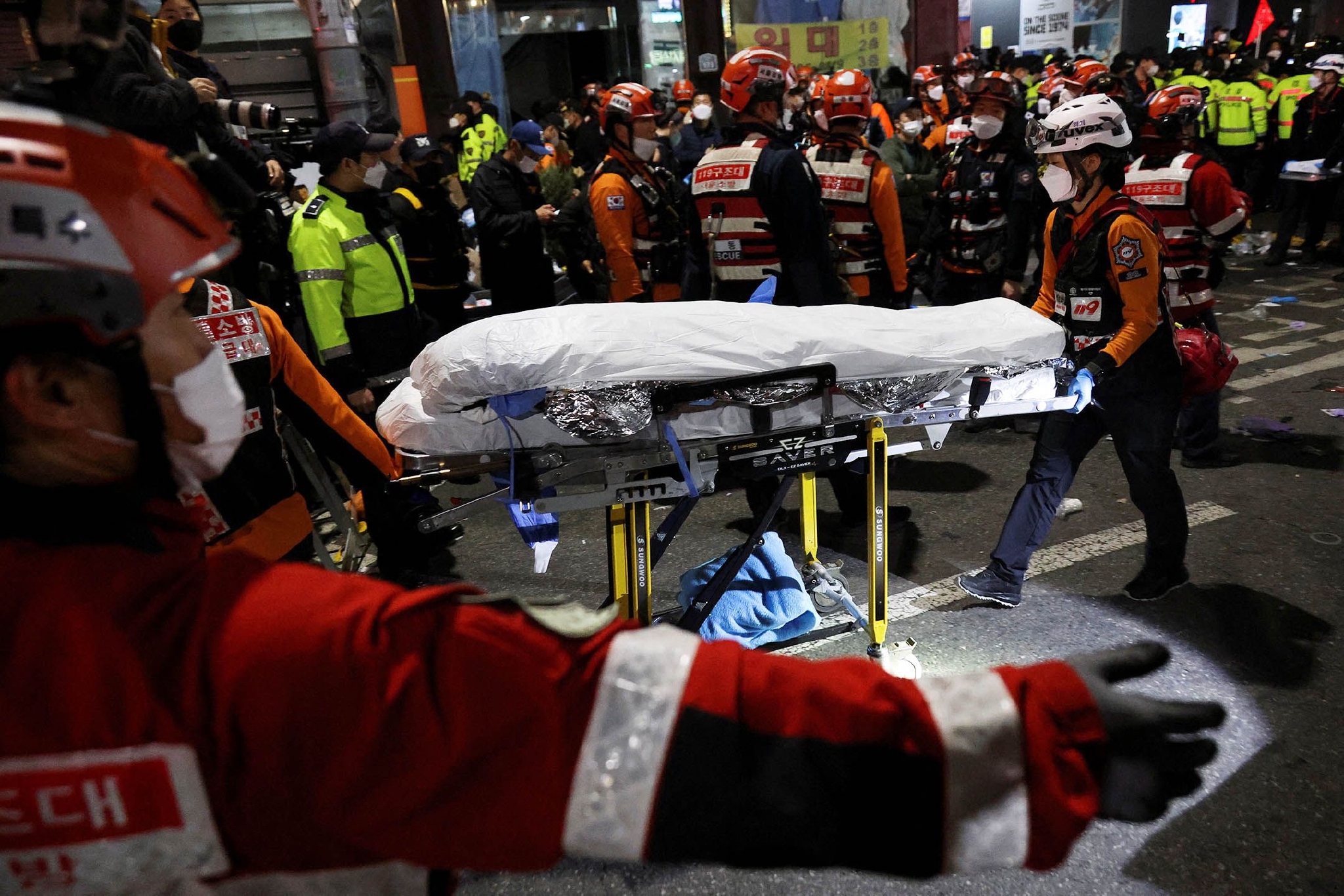 一晚约10万人涌进，踩踏事故造成超200人伤亡，韩国梨泰院是个怎样的地方？休闲区蓝鸢梦想 - Www.slyday.coM