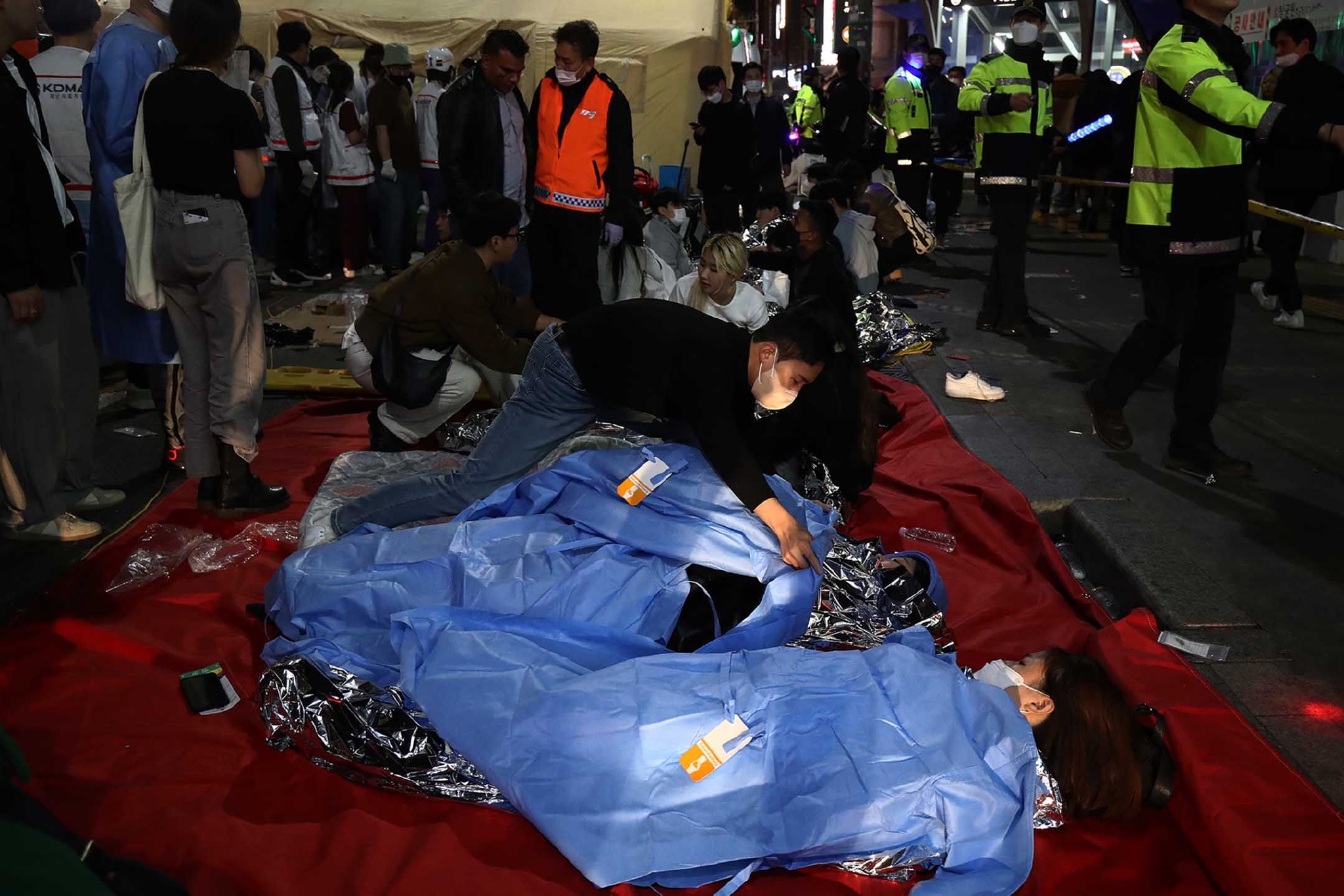 一晚约10万人涌进，踩踏事故造成超200人伤亡，韩国梨泰院是个怎样的地方？休闲区蓝鸢梦想 - Www.slyday.coM