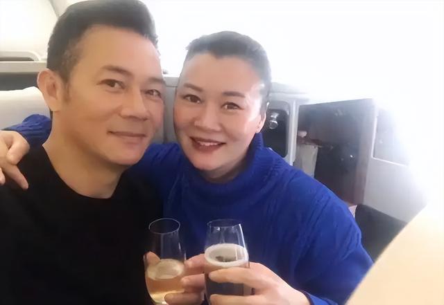 实力男星开百万豪车返港,吐槽停车费太贵,直言与内地差距大|张兆辉