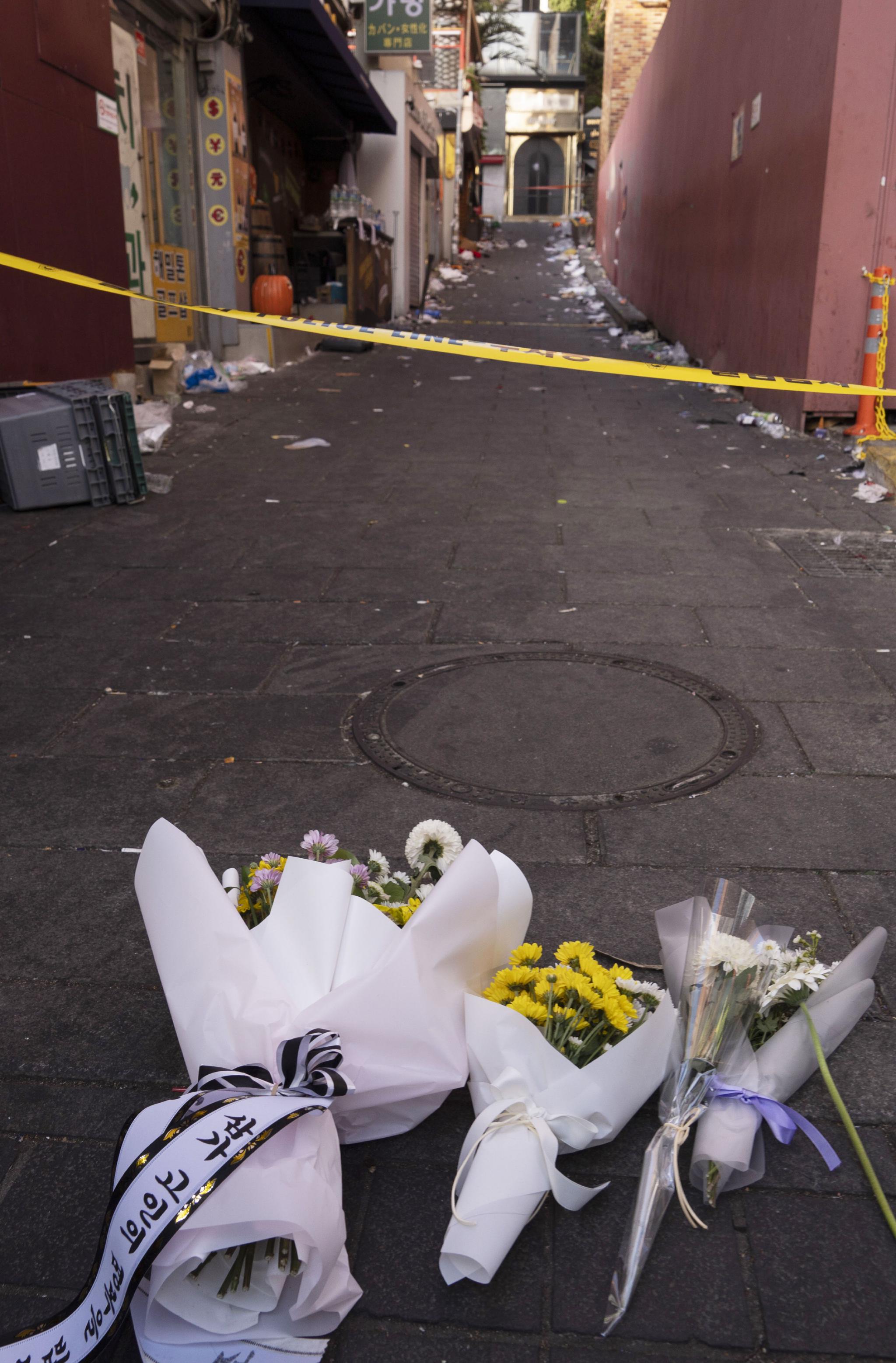 韩国：民众悼念踩踏事故遇难者休闲区蓝鸢梦想 - Www.slyday.coM