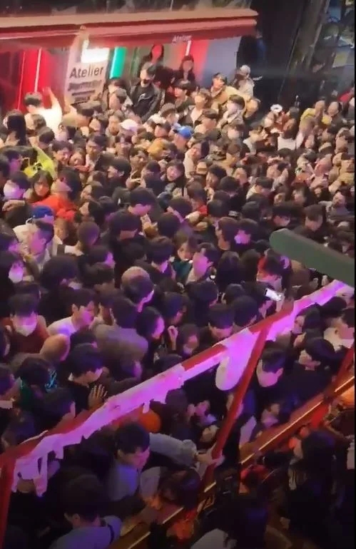 一晚约10万人涌进，踩踏事故造成超200人伤亡，韩国梨泰院是个怎样的地方？休闲区蓝鸢梦想 - Www.slyday.coM