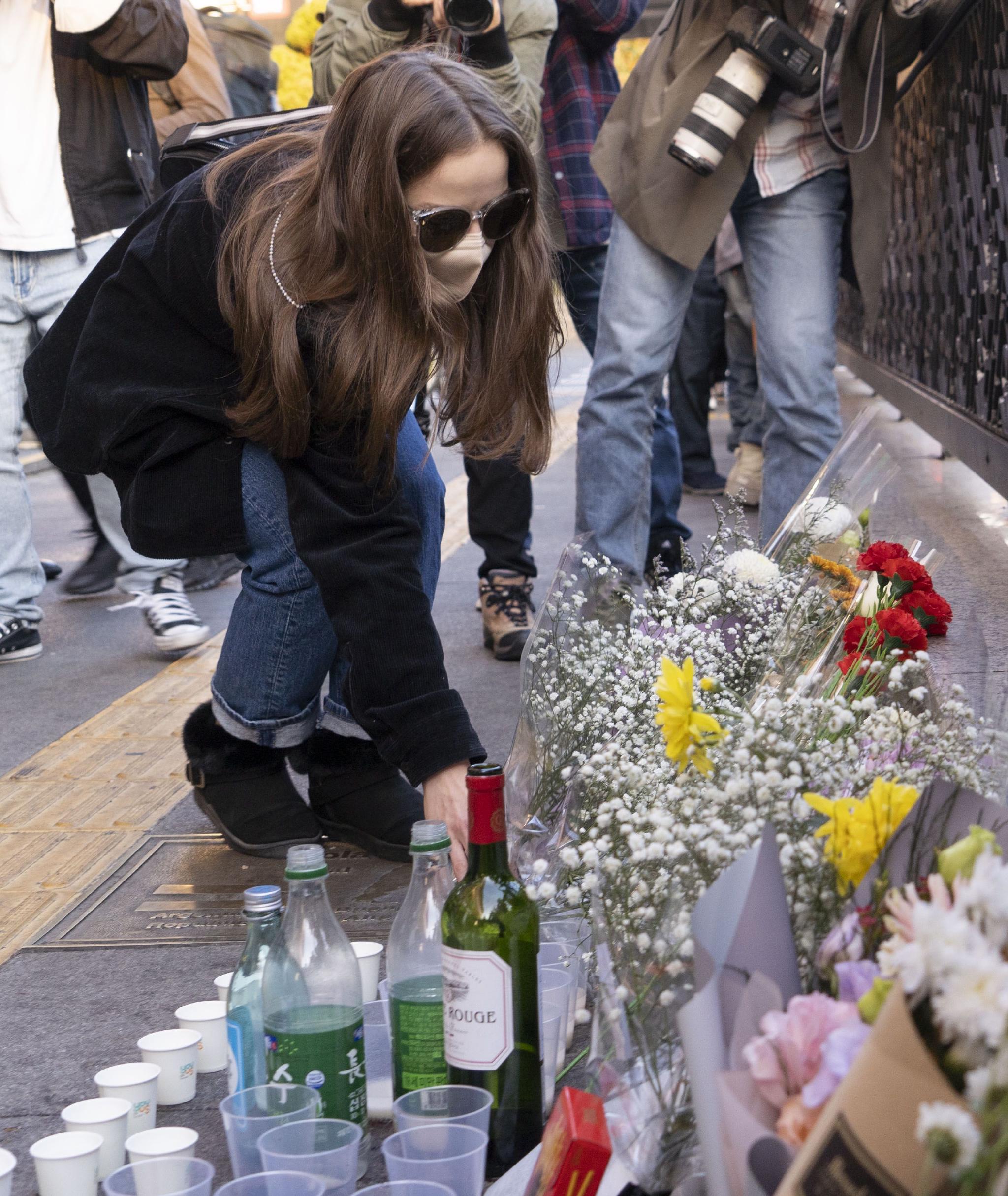 韩国：民众悼念踩踏事故遇难者休闲区蓝鸢梦想 - Www.slyday.coM