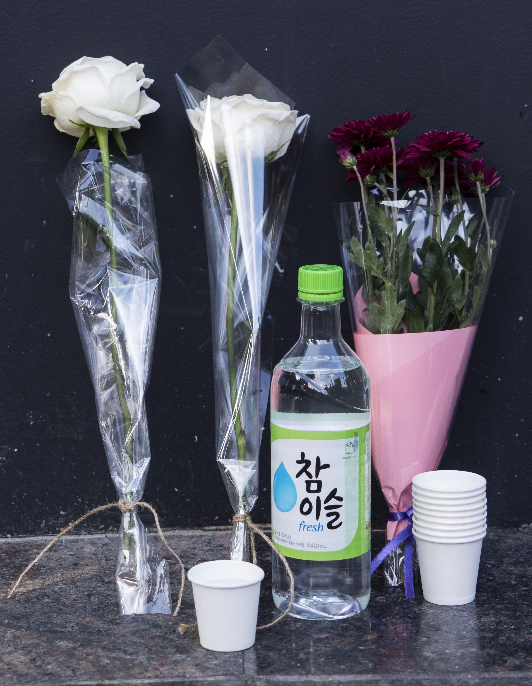 韩国：民众悼念踩踏事故遇难者休闲区蓝鸢梦想 - Www.slyday.coM