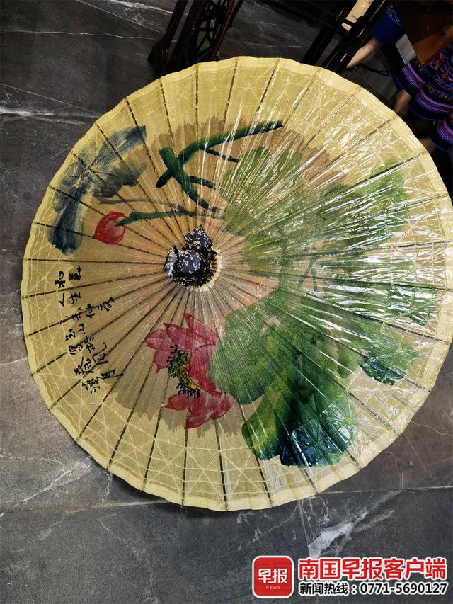 私人定制、与大牌联名！百年“非遗”油纸伞走向国际大舞台丨老行当 新出路|非遗|壮族_新浪新闻