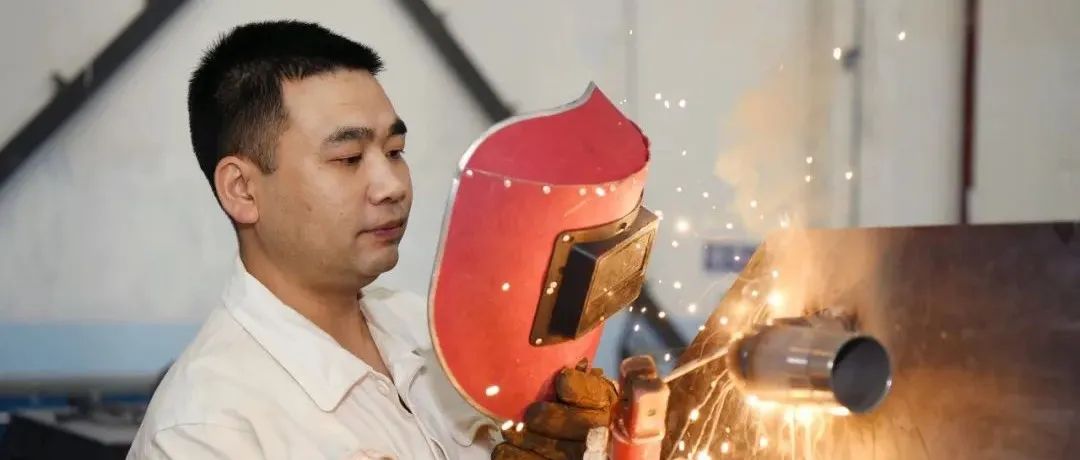 顶尖焊工最大期盼：干这行的年轻人再多几个！|赵雷|焊接|焊工_新浪新闻