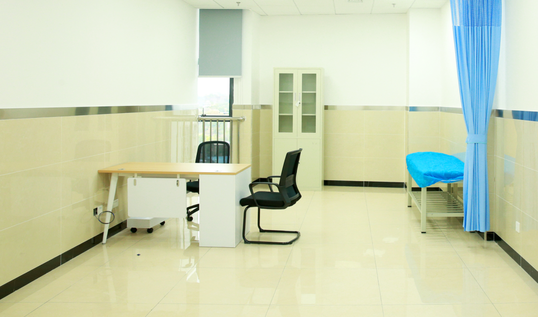 建筑面积29598㎡ 共13层,包括主楼10层和地下3层,其中1-5层为门诊诊室