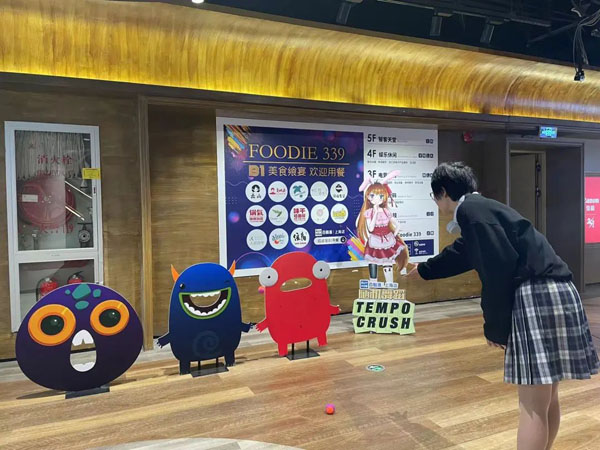 活动现场,百脑汇一楼广场为亲子家庭准备了一项互动小游戏,把黏黏球