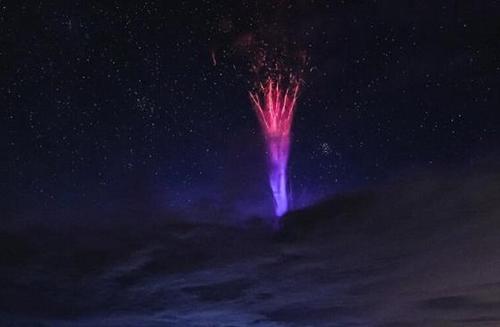 台湾合欢山拍到"巨大喷流" 摄影师:机率或比中彩票低__财经头条