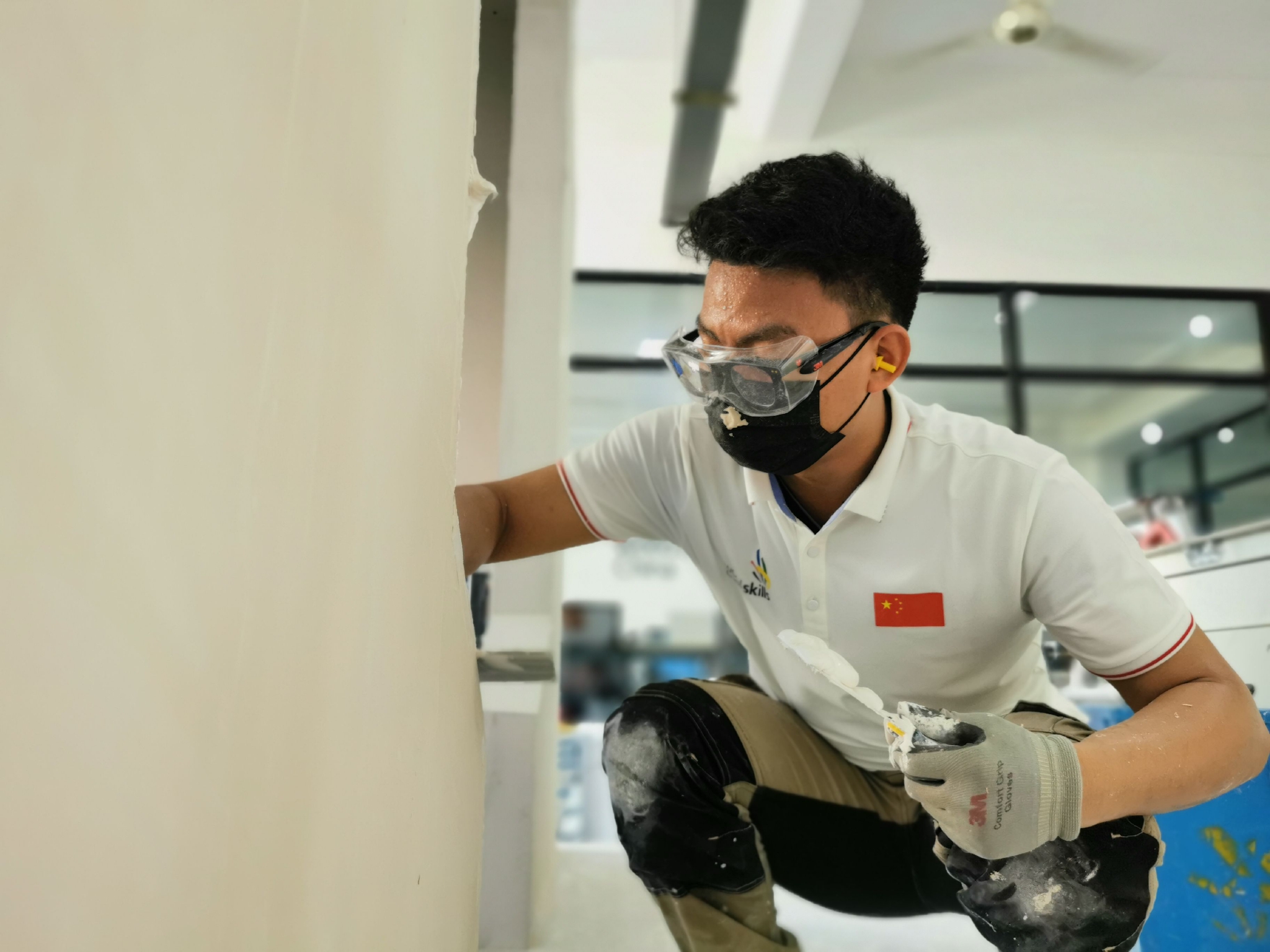 马宏达表示,每一次刮腻子的力度是不一样的,考验的是选手日积月累的