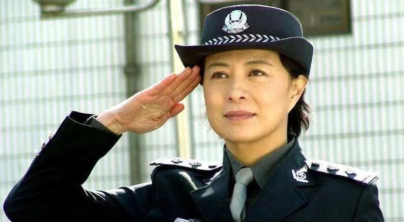 18岁穿泳装成名,演“李焕英”再翻红,出道44年无绯闻,幕后丈夫的身份不一般