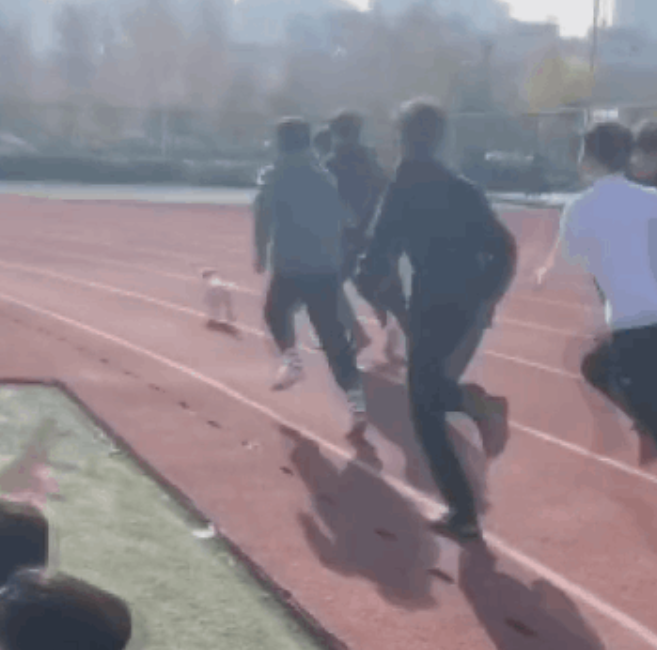 体测刚结束，当代大学生就排队移民火星？哈哈哈~休闲区蓝鸢梦想 - Www.slyday.coM