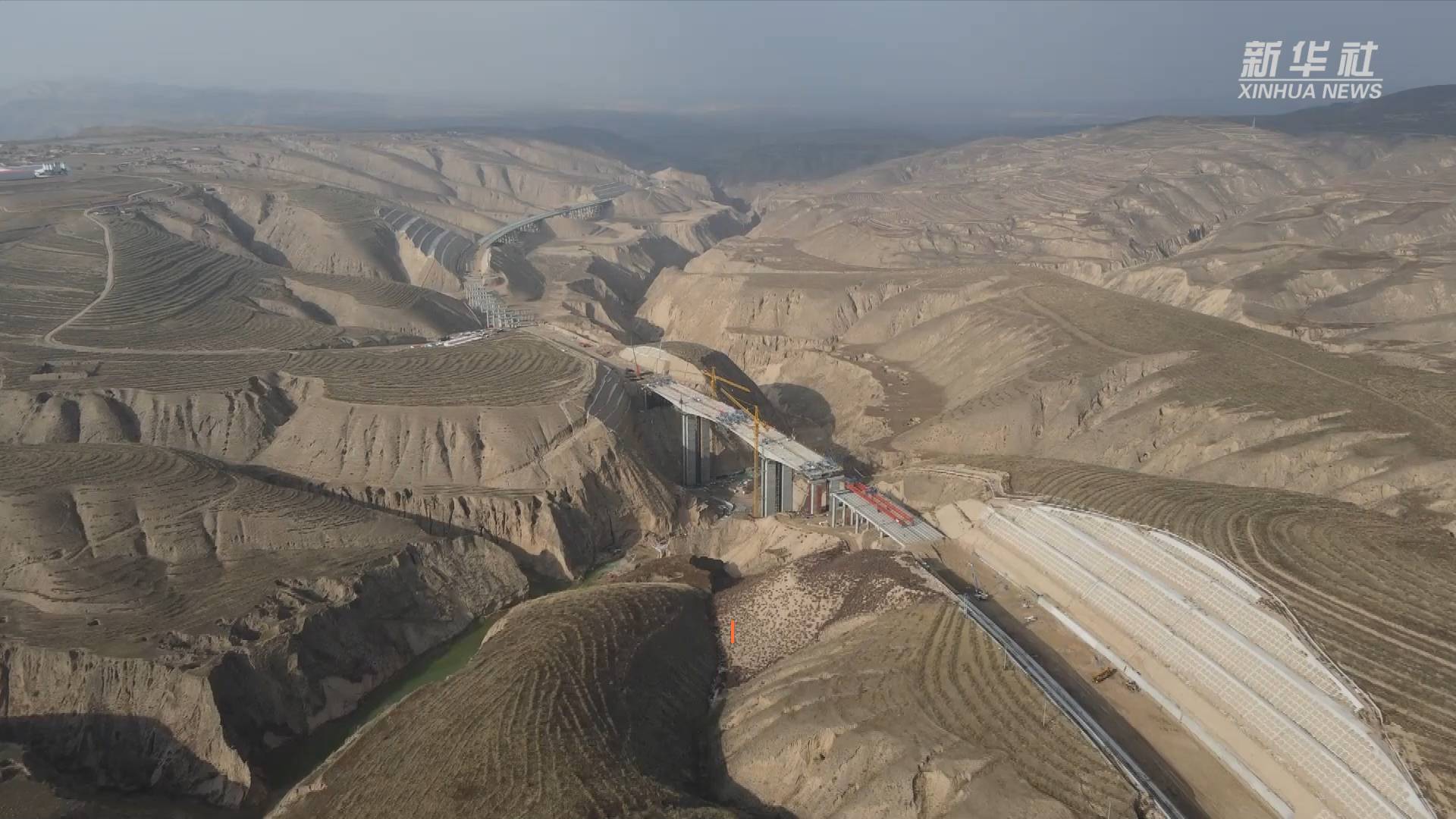 新华全媒 |银昆高速公路宁夏段首座连续刚构桥顺利合龙|宁夏|高速公路