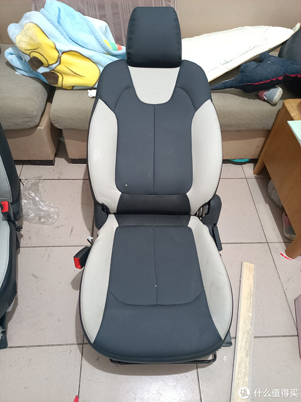 江铃e200高配也是布椅子,只能其他车型的椅子改装.