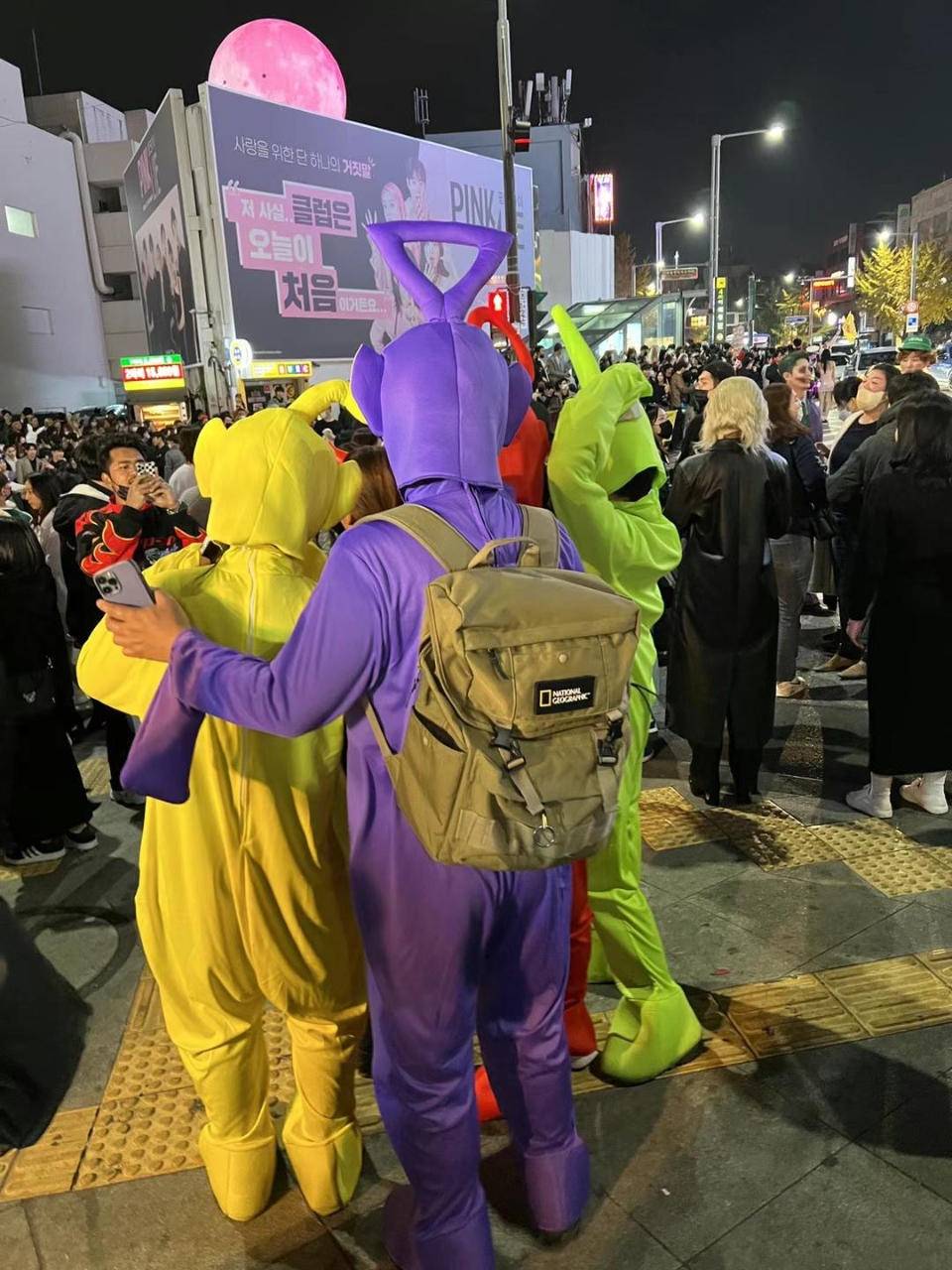 在韩留学生：梨泰院踩踏发生，有人误认救护车是cosplay休闲区蓝鸢梦想 - Www.slyday.coM