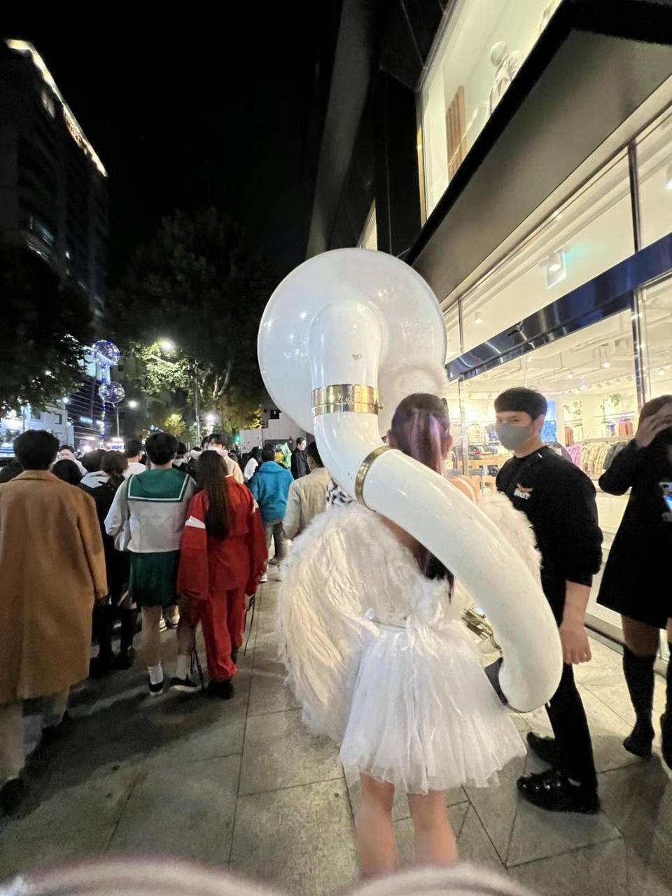 在韩留学生：梨泰院踩踏发生，有人误认救护车是cosplay休闲区蓝鸢梦想 - Www.slyday.coM