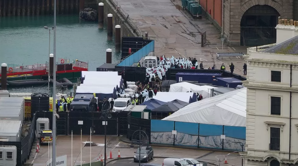 英国一男子扔炸弹袭击移民中心后自杀，动机不明休闲区蓝鸢梦想 - Www.slyday.coM