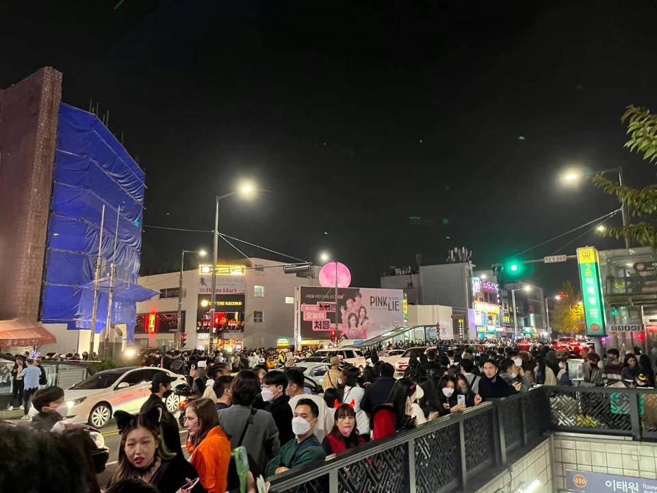 在韩留学生：梨泰院踩踏发生，有人误认救护车是cosplay休闲区蓝鸢梦想 - Www.slyday.coM