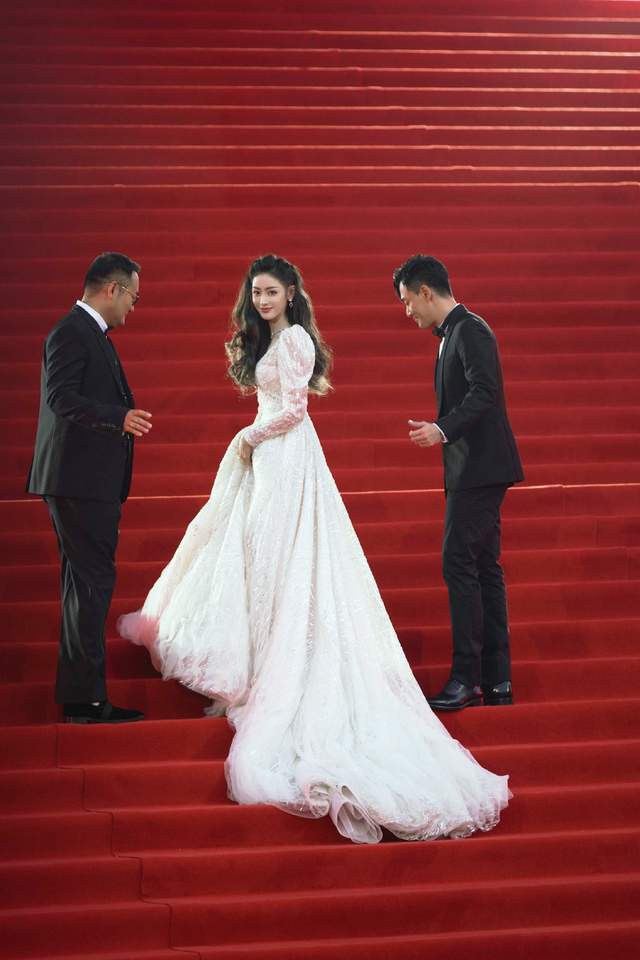 看出来大家都馋女星红毯了，张天爱热巴红毯被搜上热搜了休闲区蓝鸢梦想 - Www.slyday.coM