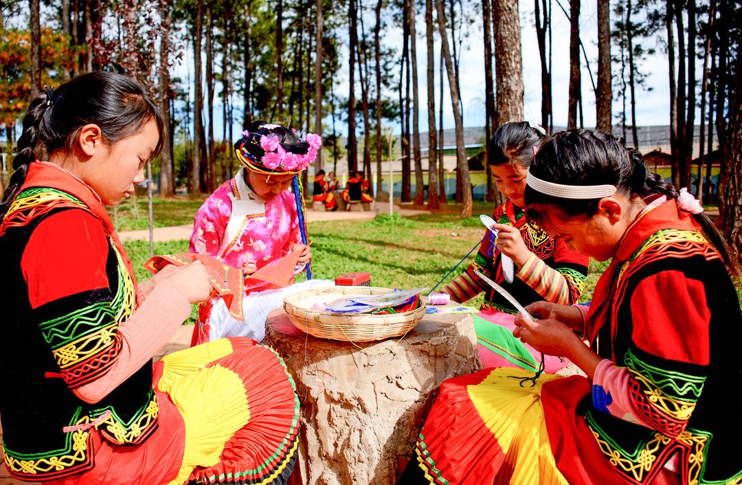 镜头下的大凉山：凉山州成立70周年县市风采——盐源县休闲区蓝鸢梦想 - Www.slyday.coM