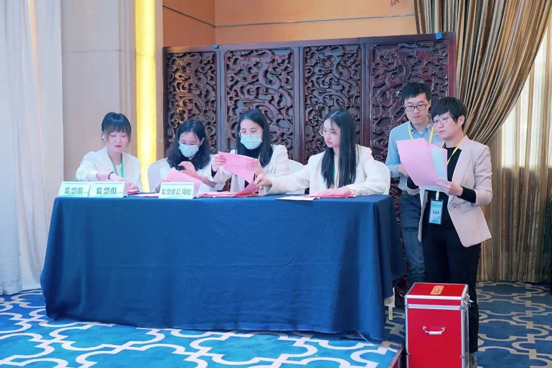 第三届云南省口腔医学会口腔正畸专业委员会换届选举大会暨中国口腔正畸名师论坛顺利召开休闲区蓝鸢梦想 - Www.slyday.coM