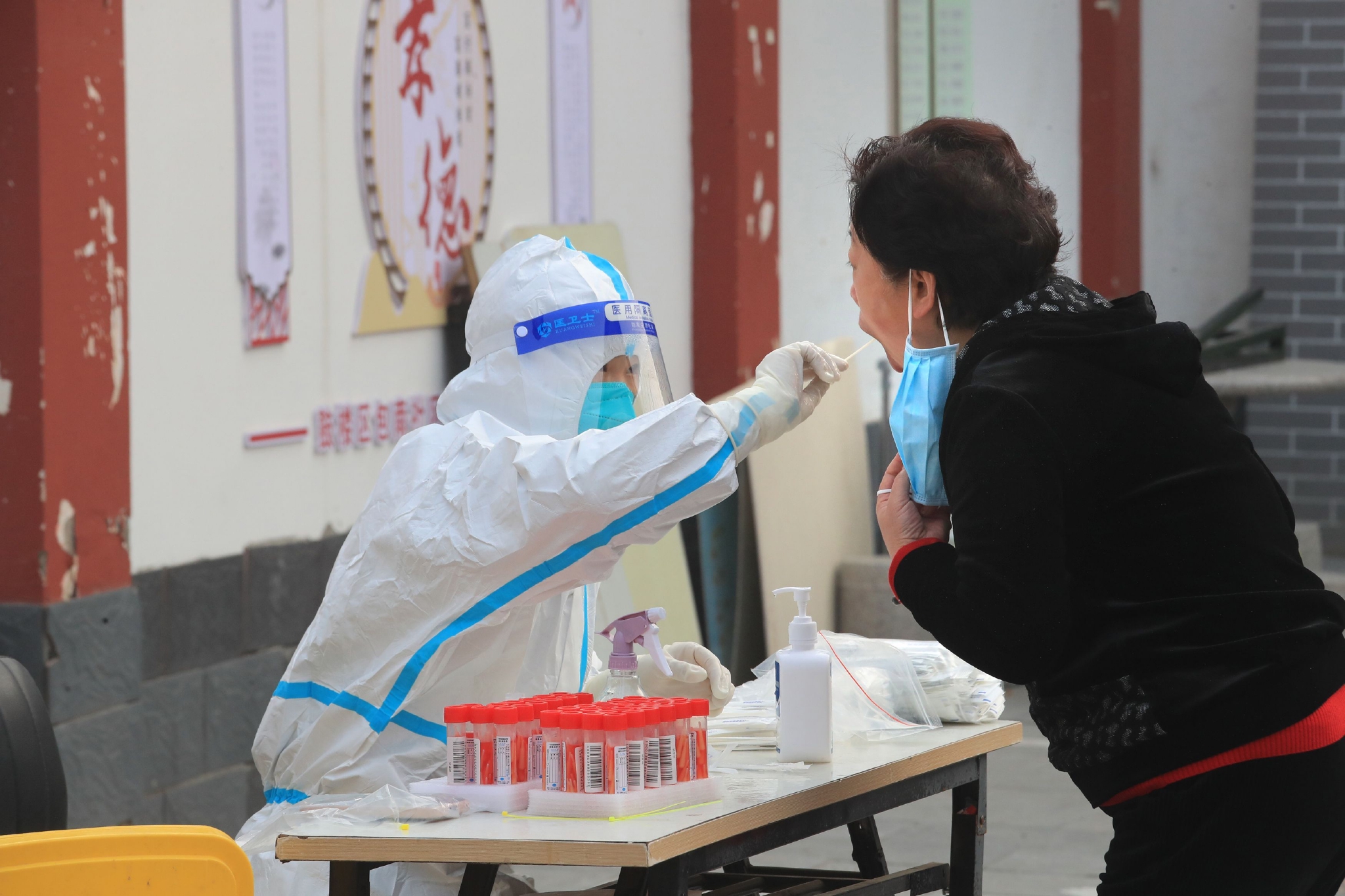 ▲2022年11月1日，河南省开封市鼓楼区包南社区正在组织居民进行核酸检测采样。图/IC photo