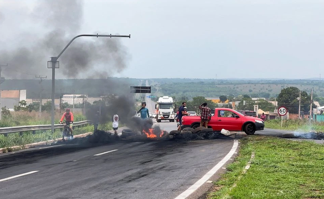 巴西一食品中心连续两天发生火灾，有当地民众趁火打劫被保安鸣枪驱赶休闲区蓝鸢梦想 - Www.slyday.coM
