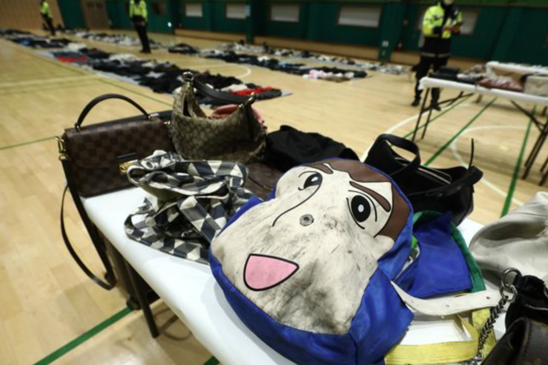 韩踩踏事故失物招领处画面曝光：鞋子摆满一地，有眼镜被踩碎休闲区蓝鸢梦想 - Www.slyday.coM