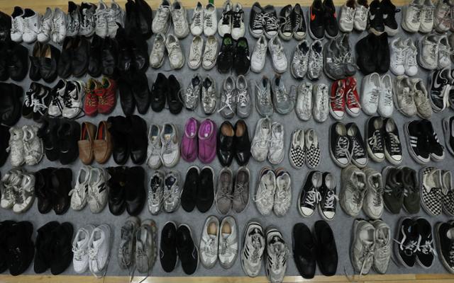 韩踩踏事故失物招领处画面曝光：鞋子摆满一地，有眼镜被踩碎休闲区蓝鸢梦想 - Www.slyday.coM