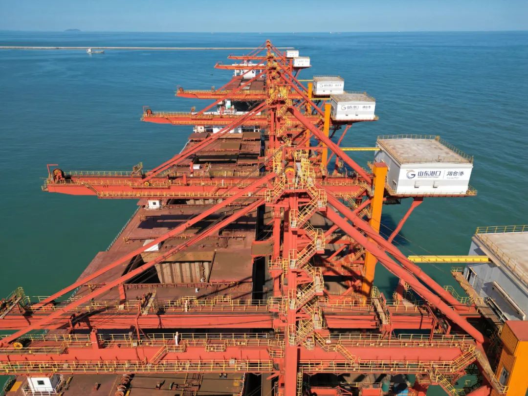 2022年10月24日,在山东港口烟台港40万吨级矿石码头,卸船机在卸载