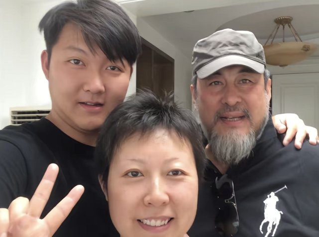 半月前曾晒出全家福,公开妻子孕期珍贵合影|陆树铭|高岚|合影_新浪