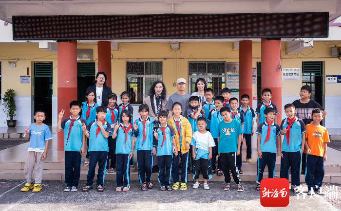 走进黎族·公益课堂｜发现诗意生活 领略阅读之美 文化名家走进保亭乡镇小学课堂休闲区蓝鸢梦想 - Www.slyday.coM