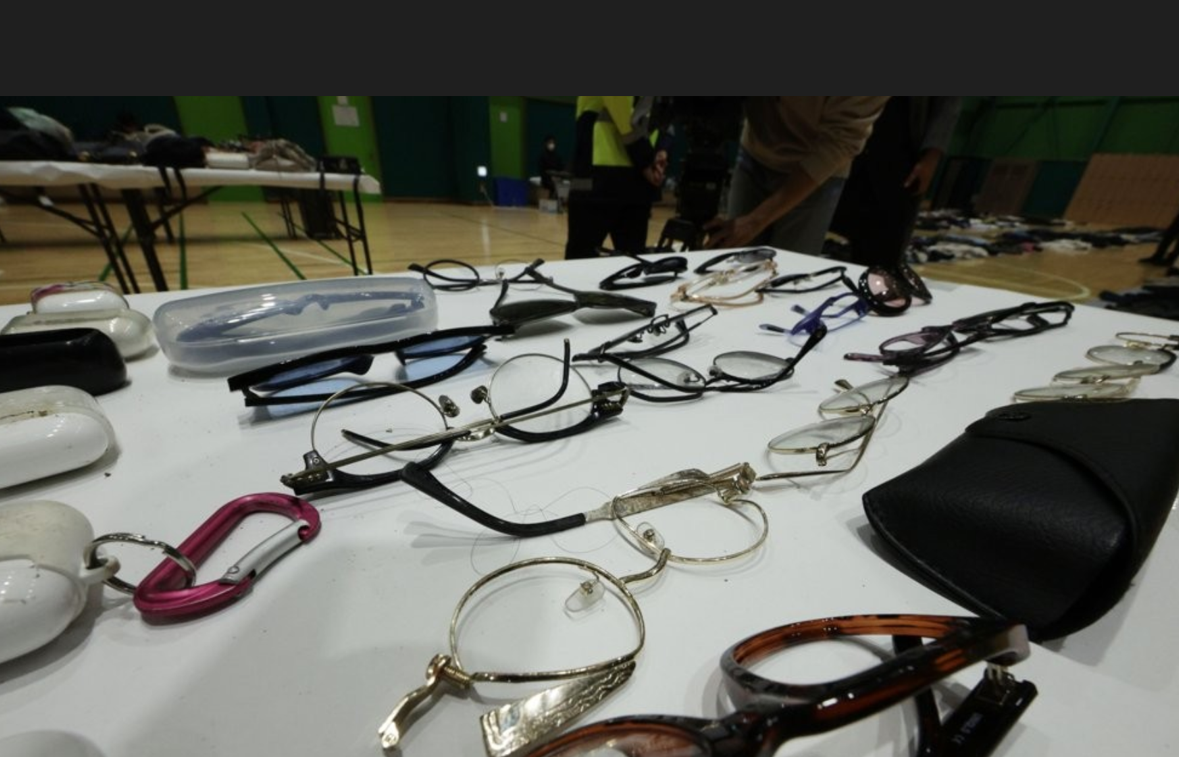 韩踩踏事故失物招领处画面曝光：鞋子摆满一地，有眼镜被踩碎休闲区蓝鸢梦想 - Www.slyday.coM