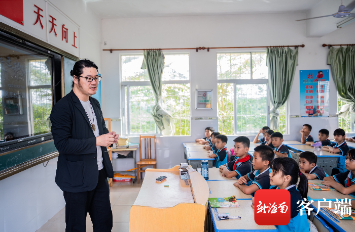 走进黎族·公益课堂｜发现诗意生活 领略阅读之美 文化名家走进保亭乡镇小学课堂休闲区蓝鸢梦想 - Www.slyday.coM