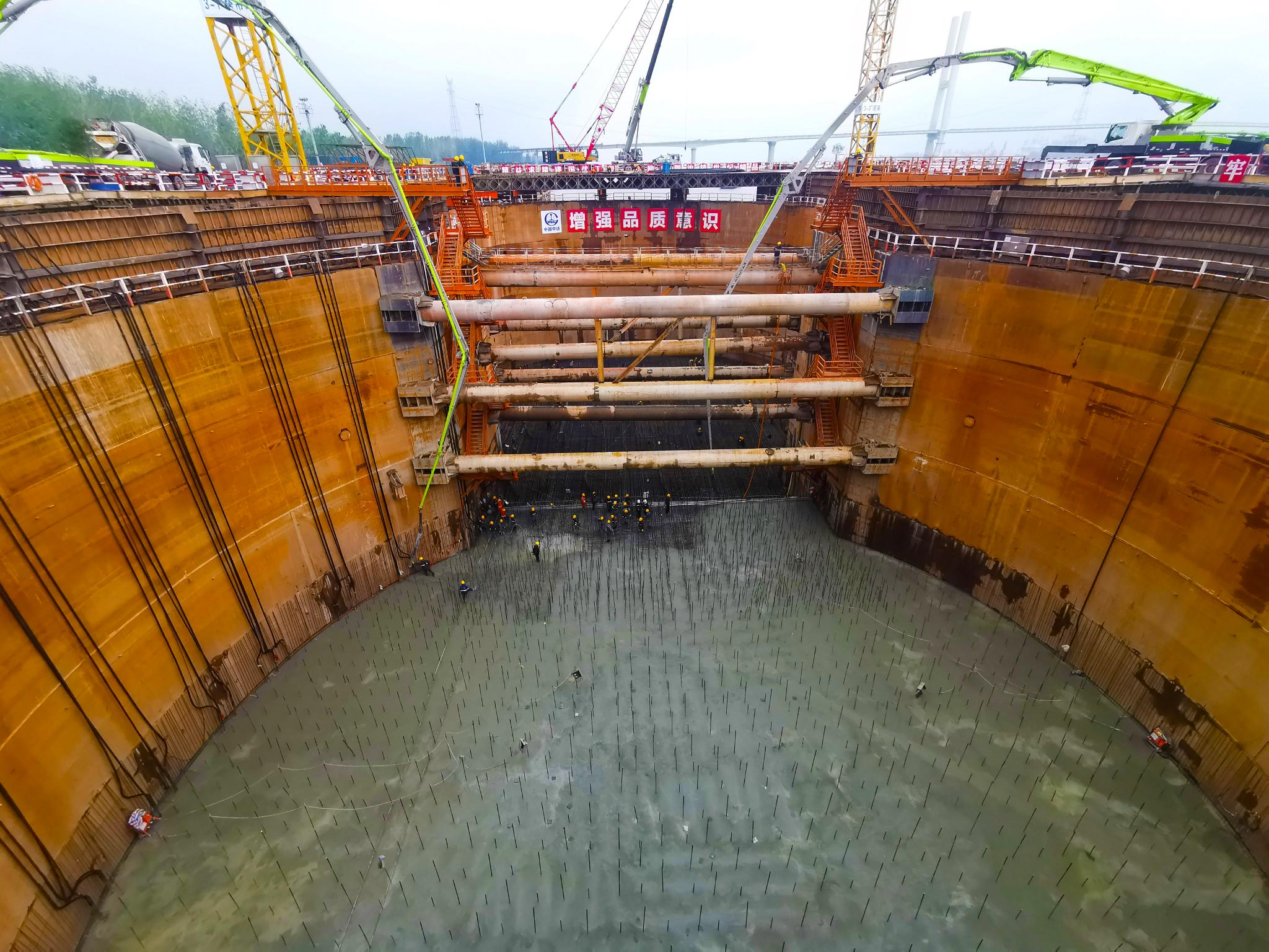 G3铜陵长江公铁大桥3号墩承台完成最后一次混凝土浇筑。中铁大桥局供图