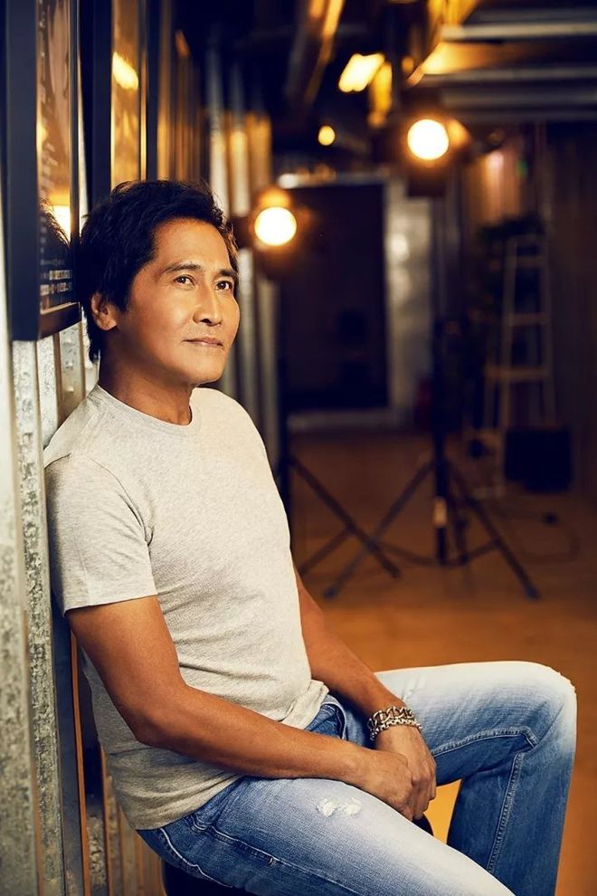 肚腩暴露真实年龄,舞台简陋不影响卖力献唱|齐秦|商演_新浪新闻