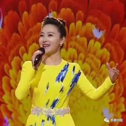 又一曲“幸福歌”!歌唱家周旋迈开《幸福的脚步》,洋溢着喜悦与幸福!|周旋|幸福的脚步_新浪新闻