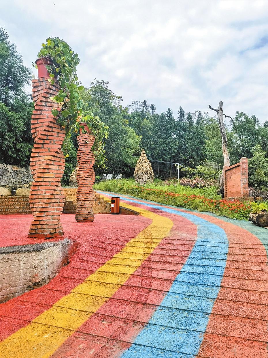 "云中苗寨"的美丽蝶变——昭通市彝良县洛泽河镇龙潭社区探索农文旅