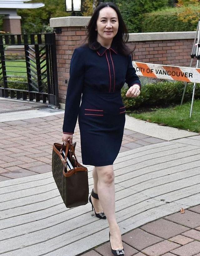 孟晚舟是我见过最“反油腻”的女人:穿裙装、烫卷发,50岁也优雅__财经头条