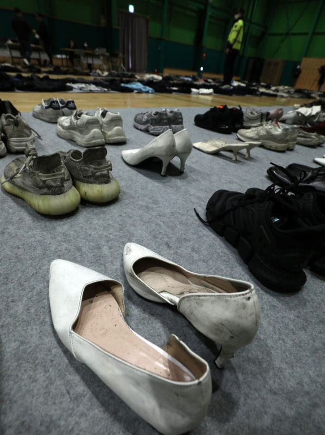 韩踩踏事故失物招领处画面曝光：鞋子摆满一地，有眼镜被踩碎休闲区蓝鸢梦想 - Www.slyday.coM