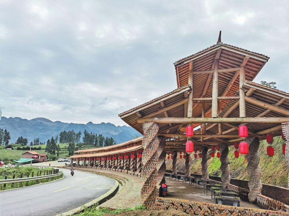 "云中苗寨"的美丽蝶变——昭通市彝良县洛泽河镇龙潭社区探索农文旅