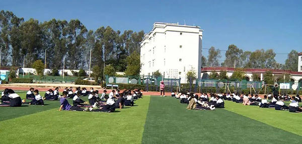 在虹口援建的新校舍，云南的孩子们玩的很开心休闲区蓝鸢梦想 - Www.slyday.coM