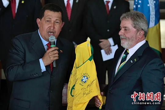 资料图：卢拉（右）向委内瑞拉时任总统查韦斯（已故）赠送签名球衣。