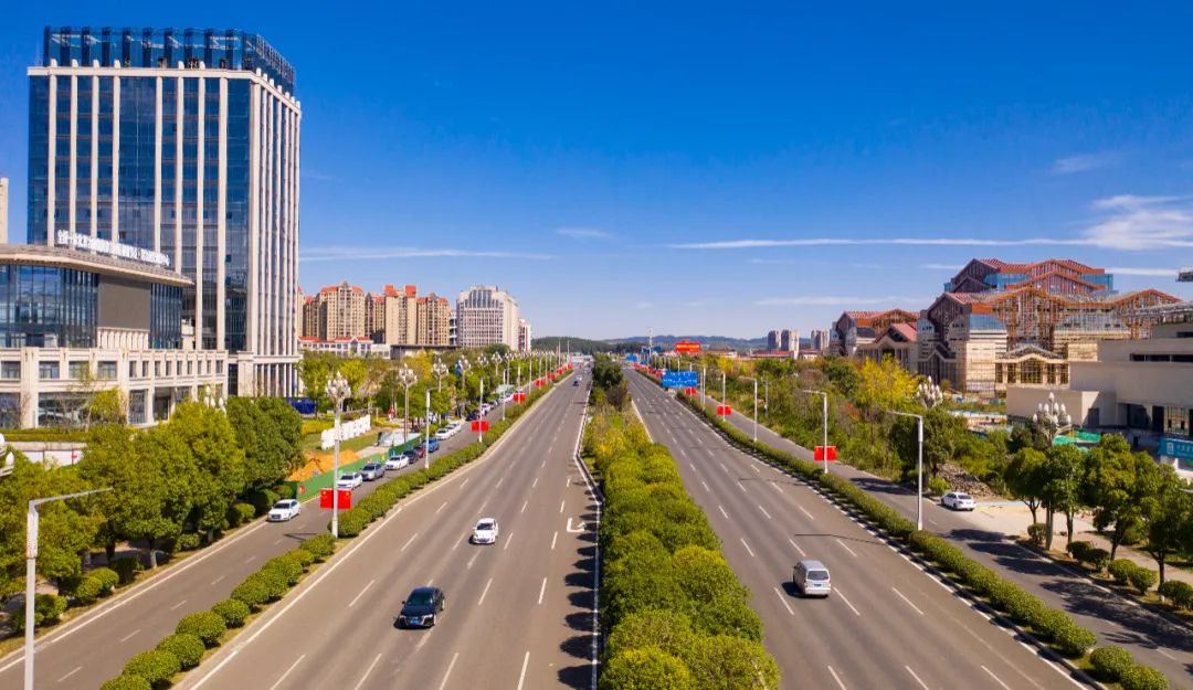 航拍贵阳大数据科创城,坚定不移推进数字活市丨贯彻二十大 推动强省会