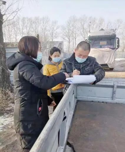 买米送菜、调解纠纷、疫情防控……社区女书记当好居民“主心骨”休闲区蓝鸢梦想 - Www.slyday.coM