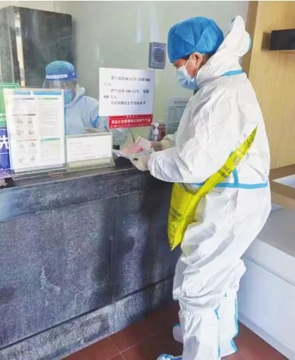 买米送菜、调解纠纷、疫情防控……社区女书记当好居民“主心骨”休闲区蓝鸢梦想 - Www.slyday.coM