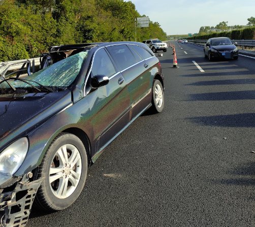 骇人！奔驰司机聊天过头，柳北高速上追尾牵引车，车顶被“削”……休闲区蓝鸢梦想 - Www.slyday.coM