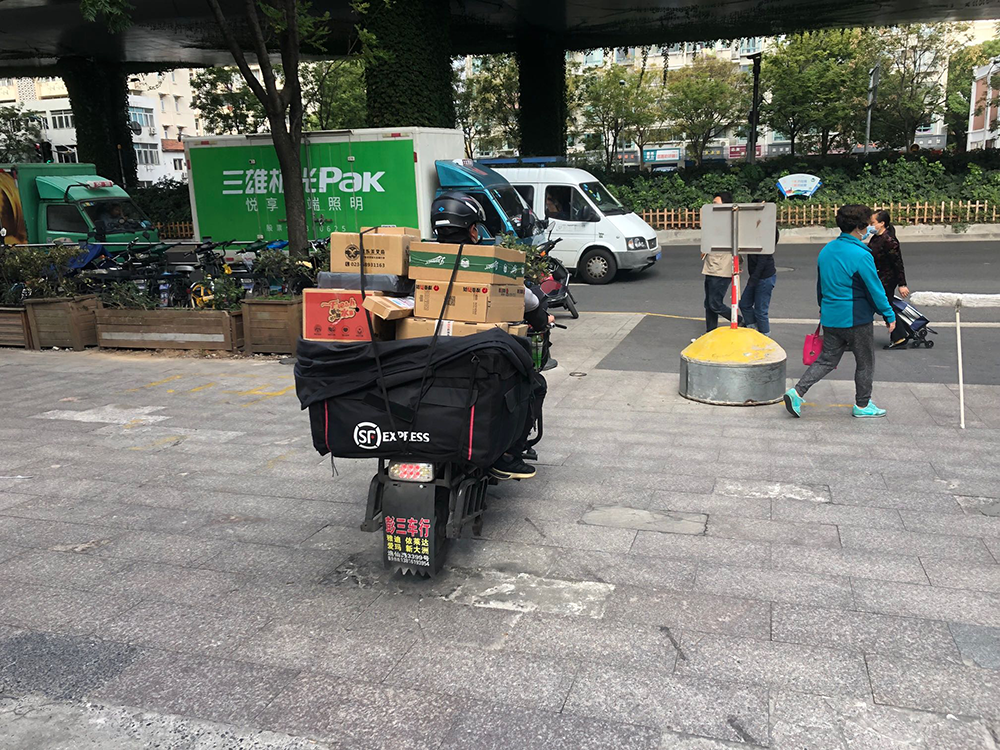 11月2日上午,顺丰快递员在送货.